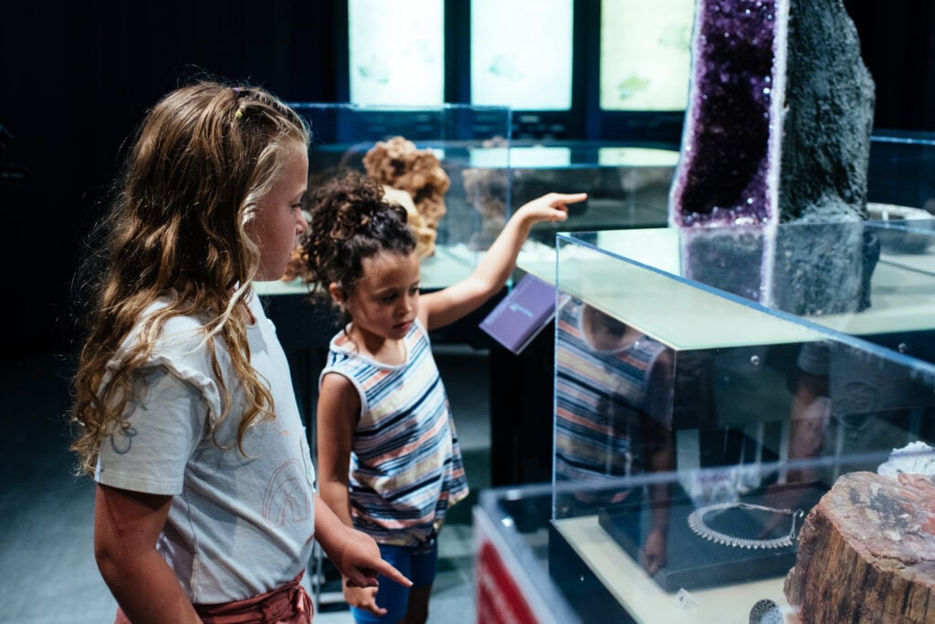 Deux fillettes dans la salle des pierres précieuses au Musée minéralogique de l'Abitibi-Témiscamingue.